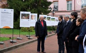 Простір безпеки: повертаючи дитинство. У КНУ презентували фотовиставку Патрика Ярача про стійкість українських дітей.