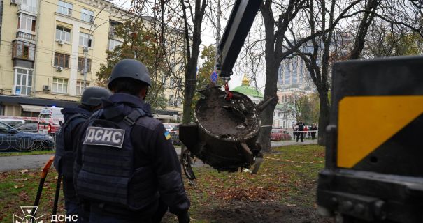 У Києві уламки балістичної ракети впали біля будинків: піротехніки вилучили їх та перевезли для знищення.